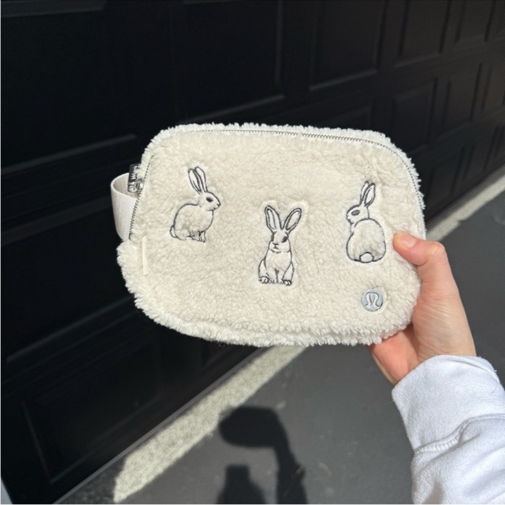 Lululemon Everywhere Belt Bag New Year 1L
Fleece Lunar Rabbit Plush Embroidery